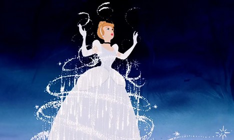 Robe et Chevelure : Pourquoi Cendrillon A-T-Elle Changé de Teintes ? - Image Une Robe et Chevelure : Pourquoi Cendrillon A-T-Elle Changé de Teintes ? - Image Une