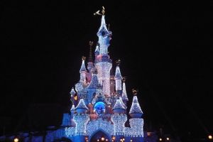 Disneyland Paris célèbre aujourd'hui les 100 ans de The Walt Disney Company  avec une cérémonie exceptionnelle réunissant 100 Personnages Disney devant  Le Château de la Belle au Bois Dormant ! • DisneylandParis News