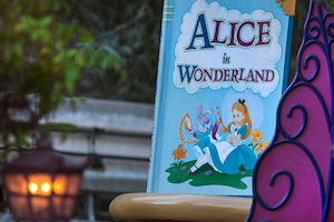 Alice et la reine rouge dans leur course effrénée (Lewis Carroll